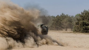 VEHICLE 'E GİRİŞMEK - off-road' a askeri bir araca binmek