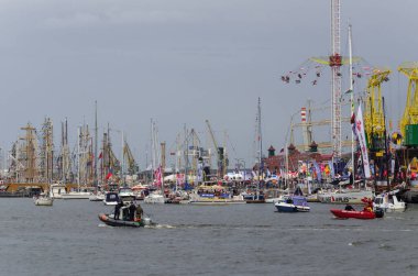 SZCZECIN, BATI POMERANYA / POLAND - 2017: Son Uzun Gemiler Yarışları. Rıhtımlarda yatlar ve yelkenli gemiler
