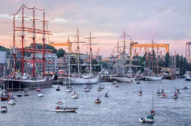 SZCZECIN, BATI POMERANYA / POLAND - 2017: Son Uzun Gemiler Yarışları. Chrobry Embankment 'ta yelkenli gemiler ve yatlar