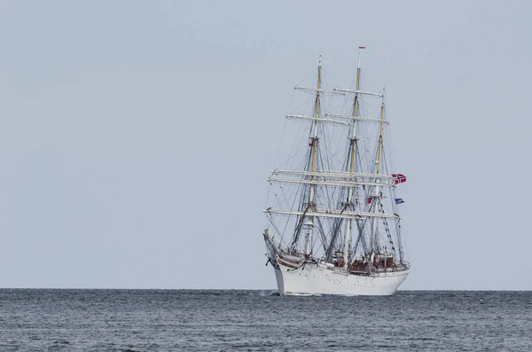 Swinoujscie West Pomeranian Poland 2017 Норвежский Парусник Statsraad Lehmkuhl Течет — стоковое фото