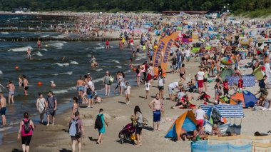 KOLOBRZEG, BATI POMERANYA / POLAND - 2017: Baltık Denizi sahilinde tatil günü