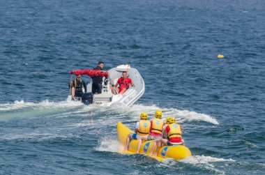 BALTIC SEA / POLAND - 2017: Deniz kenarındaki turistler için tatil eğlencesi