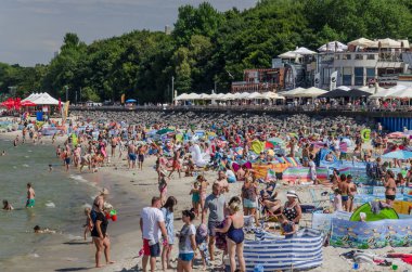 KOLOBRZEG, BATI POMERANYA / POLAND - 2018: Güneşli plajda tatilciler 
