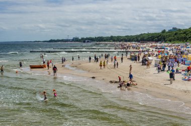KOLOBRZEG, BATI POMERANYA / POLAND - 2017: Deniz sahilinde güneşli bir yaz günü