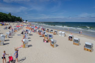 KOLOBRZEG, BATI POMERANYA / POLAND - 2017: Baltık Denizi sahilinde tatil günü