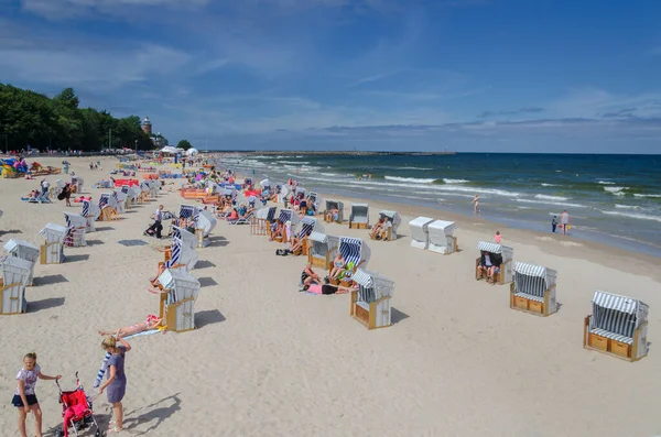 KOLOBRZEG, BATI POMERANYA / POLAND - 2017: Baltık Denizi sahilinde tatil günü