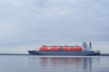 LNG TANKER - LNG terminalinde büyük bir gemi