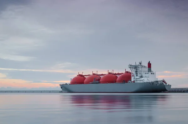 Lng Tanker Schip Bij Gaslosterminal — Stockfoto