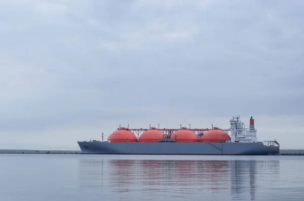 LNG TANKER - LNG terminalinde büyük bir gemi
