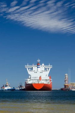 LNG Terminali ve Gaz Taşıyıcısı - Rıhtıma demirlemiş büyük kırmızı bir gemi