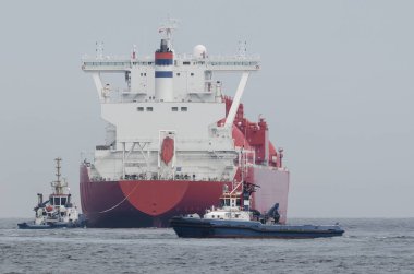 LNG TANKER - Benzin istasyonunda güzel bir gemi