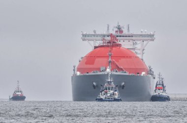LNG TANKER - Swinoujscie 'deki gaz terminalinde gemi ve römorkörler manevra yapıyor
