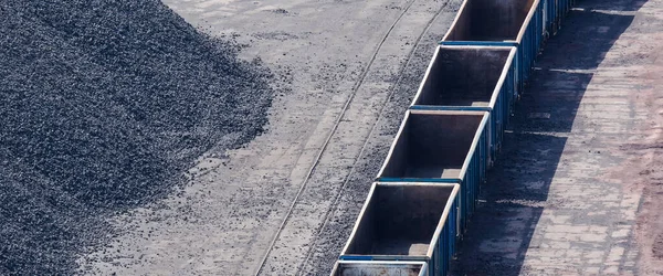 Coal Wagons 鉱物および骨材貯蔵ヤードでの鉄道輸送 — ストック写真