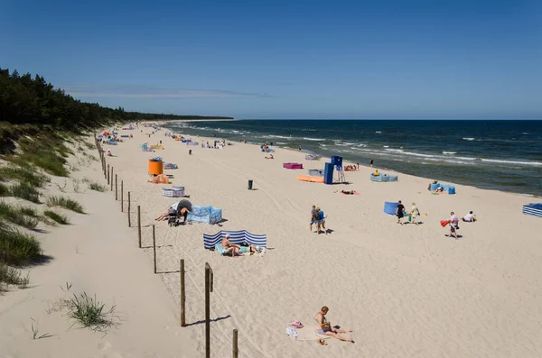 Kolobrzeg West Pomeranian Poland 2020 人们在阳光充足的海滩上放松 同时保持安全距离 — 图库照片