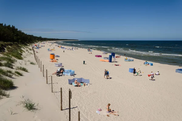 Kolobrzeg West Pomeranian Poland 2020 Folk Slapper Den Solrike Stranden – stockfoto