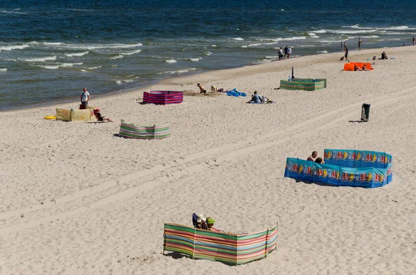 Kolobrzeg West Pomeranian Poland 2020 Pessoas Relaxam Praia Ensolarada Mantendo — Fotografia de Stock