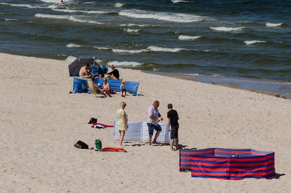 최상품의 헝가리 폴랜드 2020 거리를 유지하면서 양지바른 해변에서 휴식을 취하는 — 스톡 사진