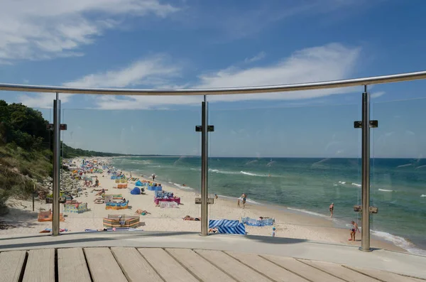 Kolobrzeg West Pomeranian Poland 2020 Pessoas Relaxam Praia Ensolarada Mantendo — Fotografia de Stock