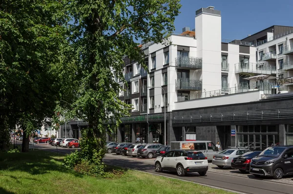Kolobrzeg West Pomeranian Poland 2020 温暖阳光明媚的夏日里的现代绿色住宅 — 图库照片