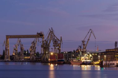 SZCZECIN, BATI POMERANYA / POLAND - 2020: Rıhtımlar, vinçler, kaymalar ve tersaneler