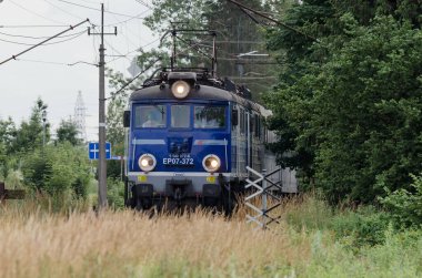 ÜSTRONİE MORSKIE, BATI POMERANYAN / POLAND - 2020: Bir yolcu ekspresi tren yolu üzerinde seyahat eder