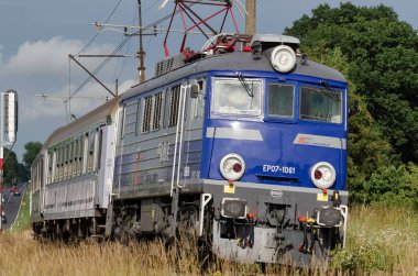 ÜSTRONİE MORSKIE, BATI POMERANYAN / POLAND - 2020: Bir yolcu ekspresi tren yolu üzerinde seyahat eder