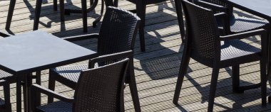 Güneş Işığı 'nda bir kafe Restoran bahçesinde masalar