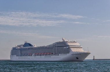 Gdynia limanında güzel bir yolcu gemisi manevra yapıyor.