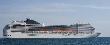 Gdynia limanında güzel bir yolcu gemisi manevra yapıyor.