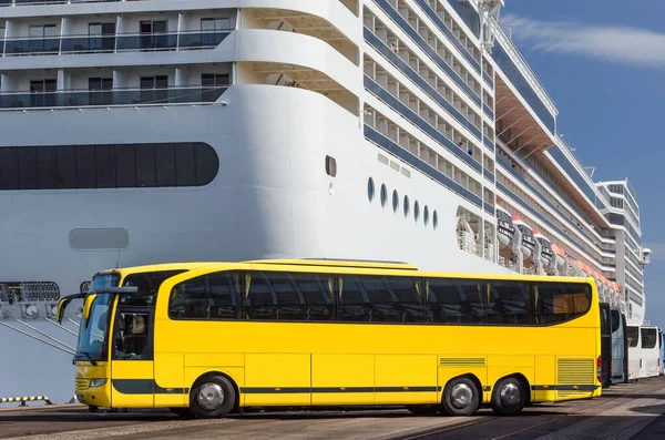 Yellow Bus Τουριστικό Όχημα Στο Λιμάνι Κρουαζιερόπλοιο Στο Βάθος — Φωτογραφία Αρχείου