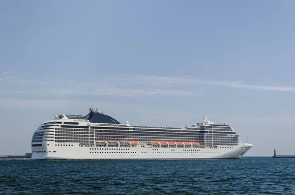 Cruise Ship Een Prachtig Passagiersschip Manoeuvres Haven Van Gdynia — Stockfoto