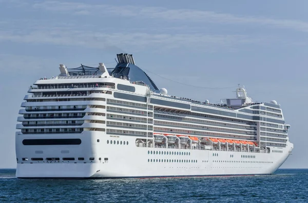 Cruise Ship Een Prachtig Passagiersschip Manoeuvres Haven Van Gdynia — Stockfoto