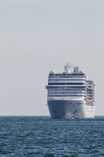 Cruise Ship Een Prachtig Passagiersschip Manoeuvres Haven Van Gdynia — Stockfoto