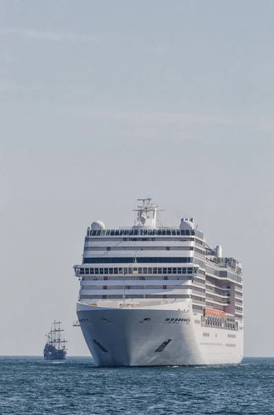 Cruise Ship Een Prachtig Passagiersschip Manoeuvres Haven Van Gdynia — Stockfoto