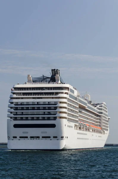 Cruise Ship Een Prachtig Passagiersschip Manoeuvres Haven Van Gdynia — Stockfoto