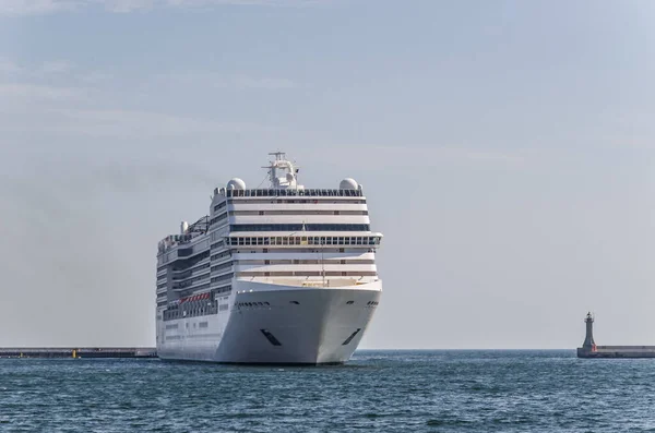 Cruise Ship Een Prachtig Passagiersschip Manoeuvres Haven Van Gdynia — Stockfoto