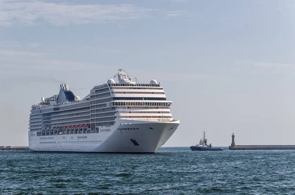 Cruise Ship Een Prachtig Passagiersschip Manoeuvres Haven Van Gdynia — Stockfoto