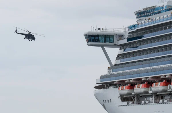 Cruise Ship Military Helicopter Osobní Loď Mola Gdyni — Stock fotografie