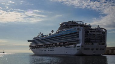 KRU Gemisi - Yolcu gemisi Gdynia limanında manevra yapıyor