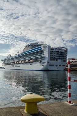 Gdynia 'daki rıhtımda yolcu gemisi.