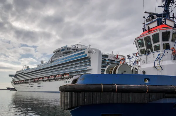 Cruise Ship Passagiersschip Sleepboot Aan Havenkades Gdynia — Stockfoto