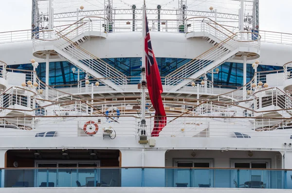 Cruise Ship Ponts Marche Drapeau Arrière — Photo