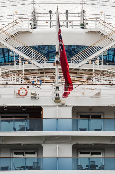 Cruise Ship Sétáló Fedélzetek Egy Zászló Taton — Stock Fotó