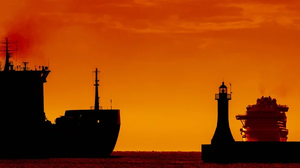 Statki Freighter Cruiser Statki Szlaku Wodnym Wschodzie Słońca Jezdni Gdyni — Zdjęcie stockowe