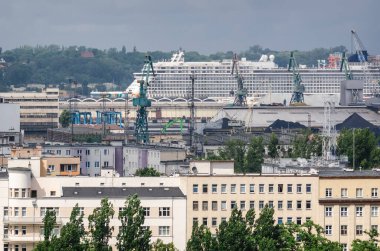 Gdynia limanının büyüklüğüne hükmeden devasa bir yolcu gemisi.