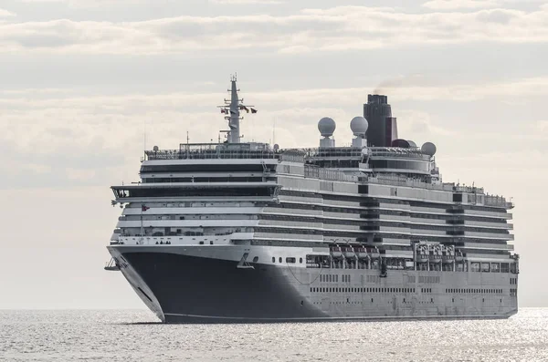 Cruise Ship Majestatyczny Statek Pasażerski Jest Manewrowany Nabrzeżu Portu — Zdjęcie stockowe