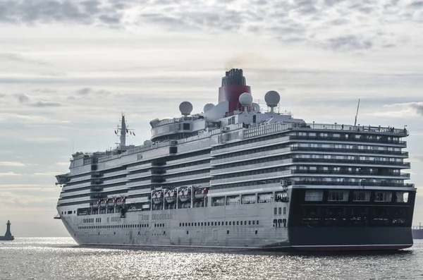 Cruise Ship Een Majestueus Passagiersschip Wordt Gemanoeuvreerd Haven Werf — Stockfoto