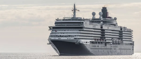 Cruise Ship Majestatyczny Statek Pasażerski Jest Manewrowany Nabrzeżu Portu — Zdjęcie stockowe