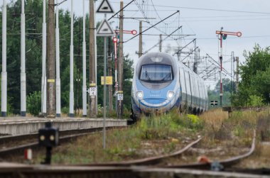 ÜSTRONİE MORSKIE, BATI POMERANYA / POLAND - 2020: Ekspres tren tren tren yolu üzerindeki küçük bir istasyondan geçer