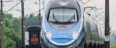 ÜSTRONİE MORSKIE, BATI POMERANYA / POLAND - 2020: Ekspres tren tren tren yolu üzerindeki küçük bir istasyondan geçer